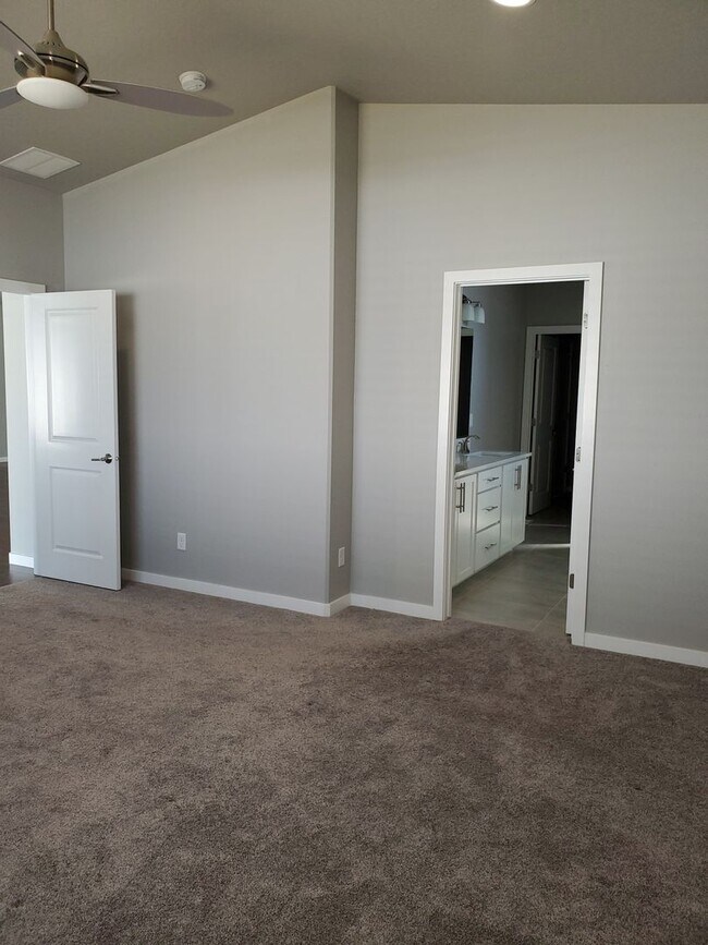 Building Photo - Immaculate Custom 3 bdrm Home for rent in the Montrose developement!