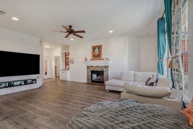 Building Photo - Beautiful 3/2 House in Edelweiss Estates! ...