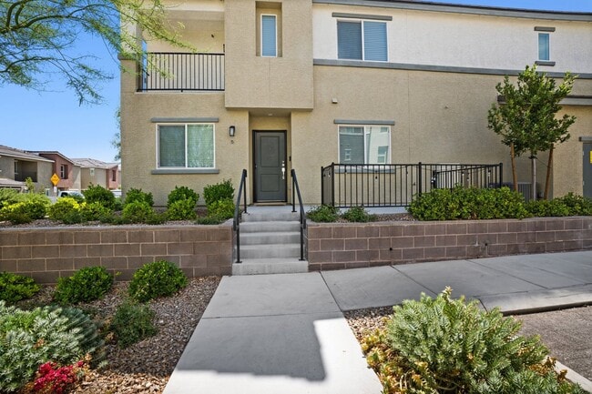 Building Photo - Beautiful 3 BR 2.5 BA Townhouse built in 2...
