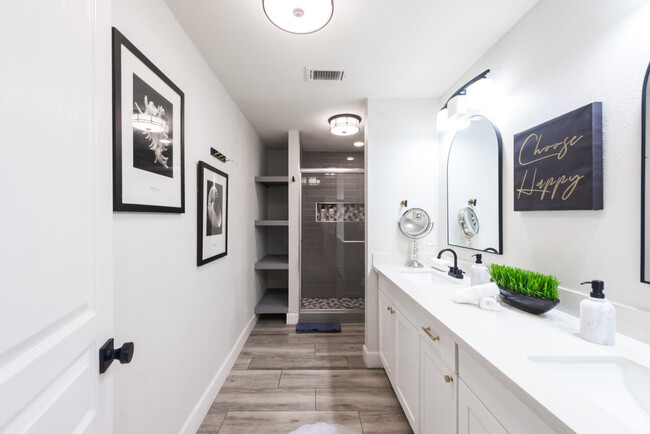 Building Photo - 3502 E Crocus Dr
