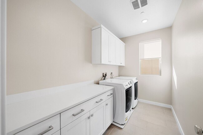 Building Photo - Split level floor plan on a gorgeously upgraded home