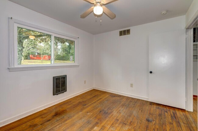 Building Photo - 1045 Riverview Dr