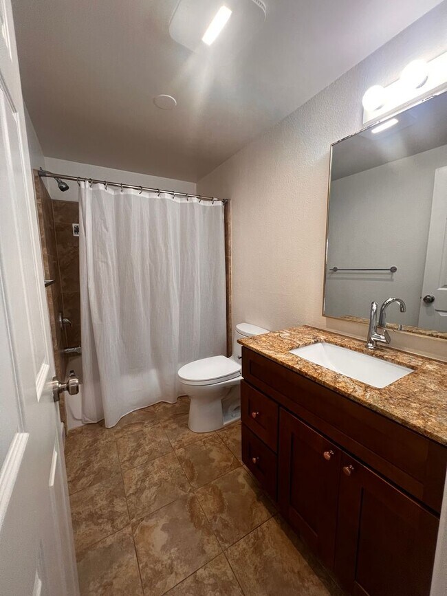 Building Photo - 2 bedroom 2 bath in Concord
