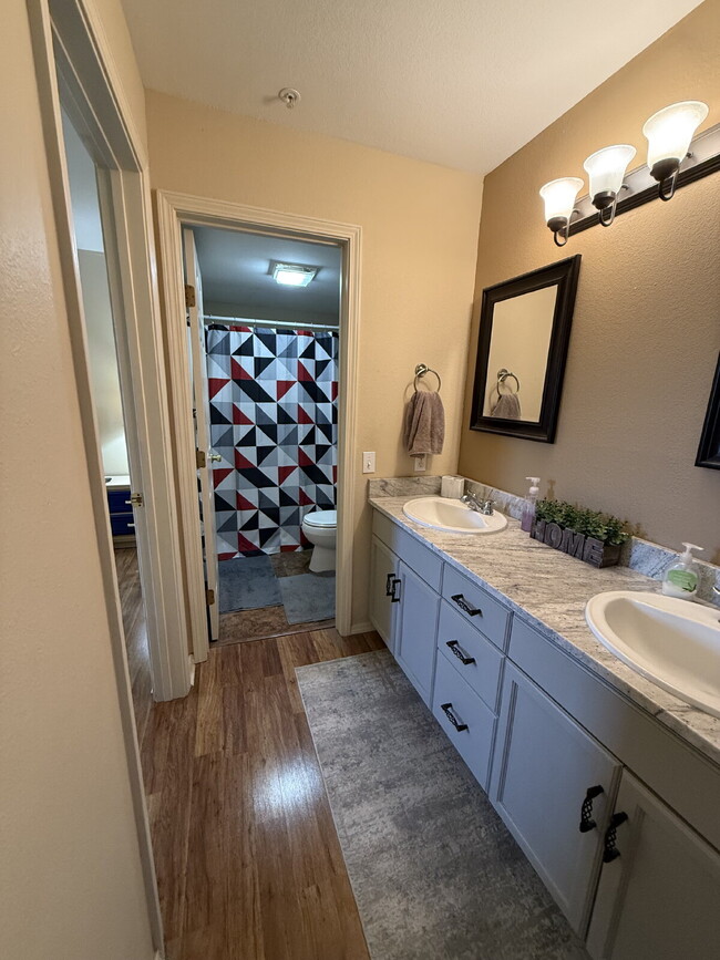 Building Photo - Penthouse Fully Furnished - Lakeview 2 Bedroom Condo