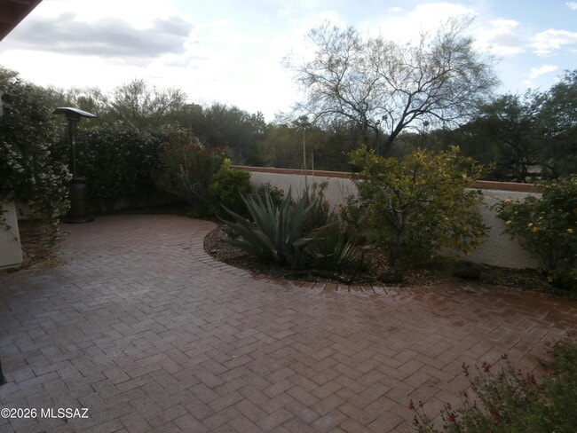 Building Photo - 870 W Calle de Emilia