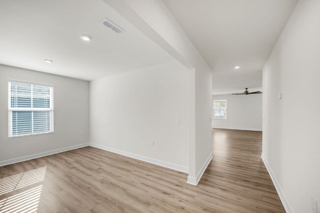 Building Photo - Beautiful 3BR / 2BA Craftsman-Style Home in Durbin Oaks in Fountain Inn $1995/mo***