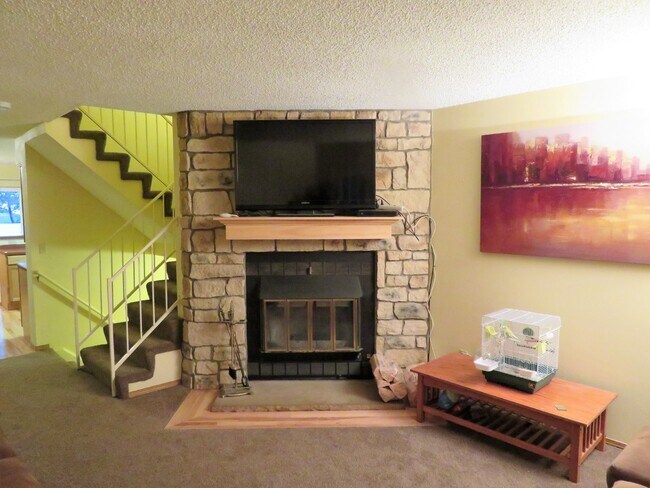 Building Photo - $2,570.95 with $500 Off the first month's rent, 3 Beds - 3 Baths, Townhouse in Lakewood with Cent...