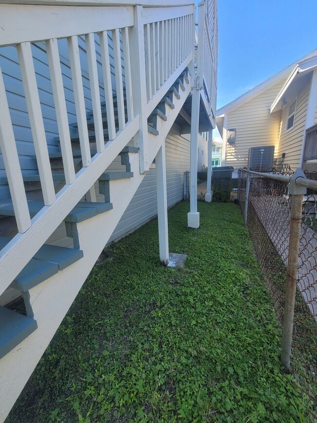 Building Photo - East End Upstairs 2 Bedroom Cottage