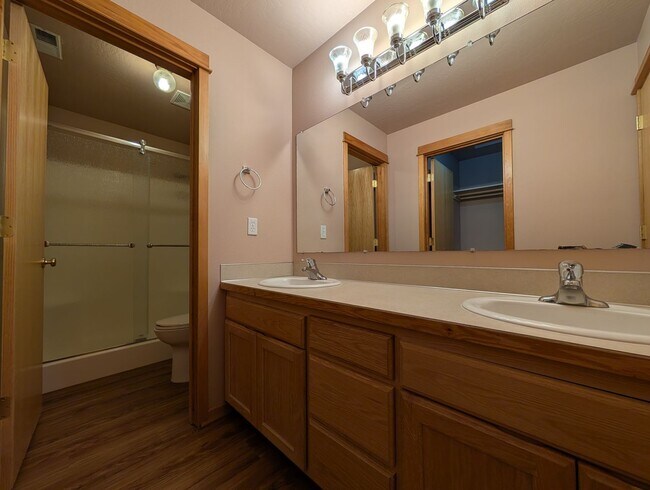 Building Photo - Great 3 bed/2bath home with bonus space and fenced in yard!