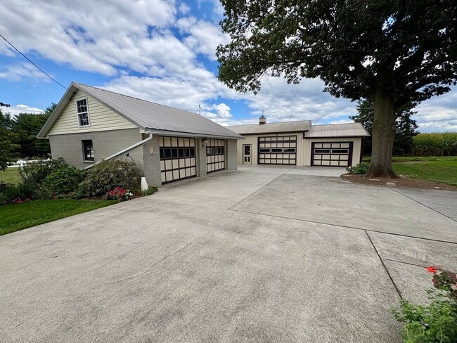 Building Photo - 3 Bedroom 2 Bathroom in Annville w/Huge Ga...
