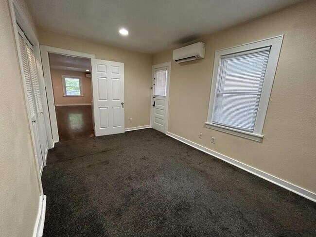 Building Photo - 833 E 21st Ave