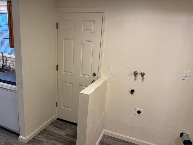 Building Photo - Beautifully updated 2 bedroom 1.5 bath duplex in Springfield!