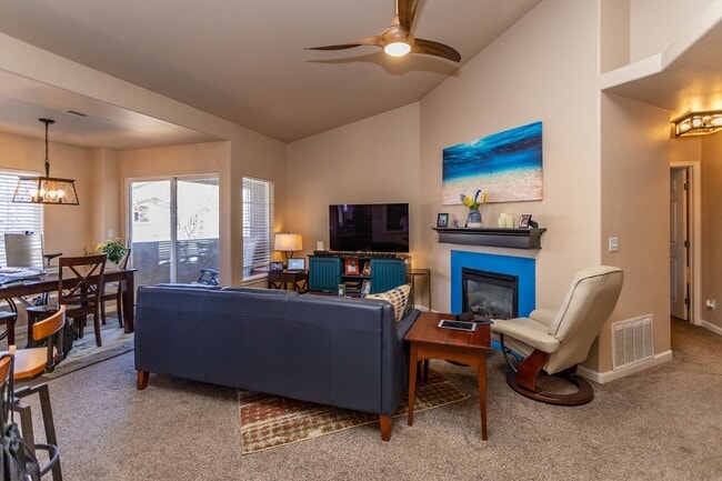 Building Photo - Beautiful upper-level condo in gated community!!!