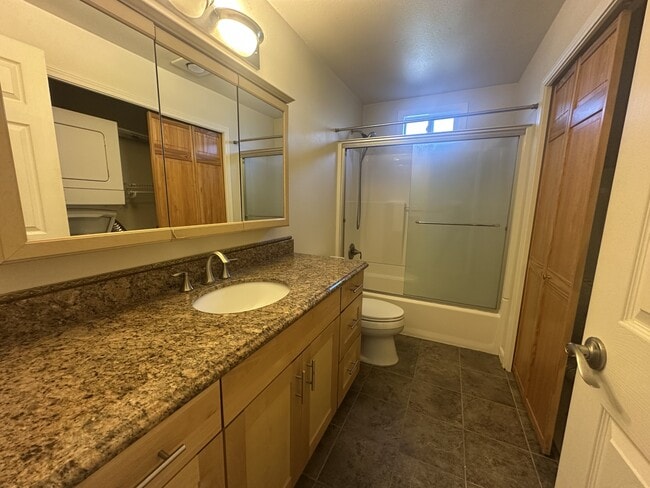 Building Photo - 415 Healy Ave S