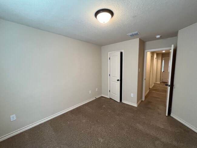 Building Photo - 6866 Lakeview Dr.