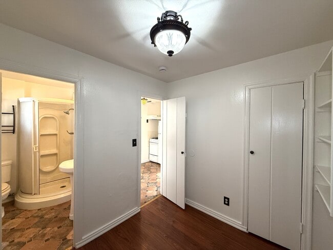 Building Photo - 432 W 17th St