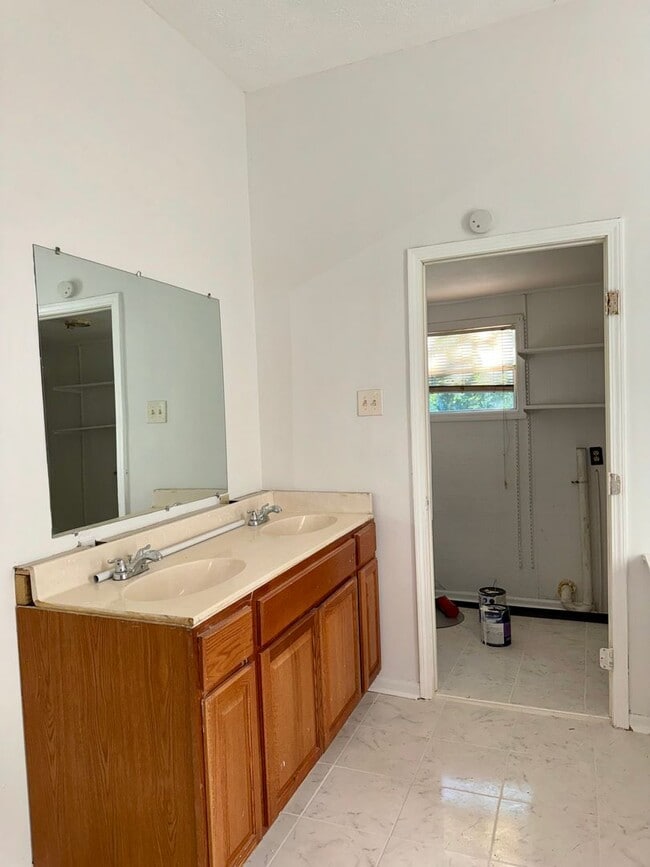 Building Photo - Complete New Central Hvac in this 2 Bed/1 ...