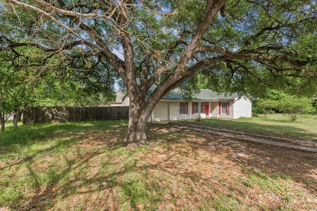 Building Photo - PRE-LEASING Spacious 2 Bed/1 Bath with Har...