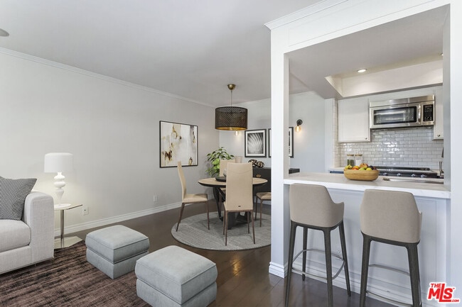 Building Photo - 906 N Doheny Dr