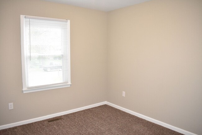 Building Photo - Great Split Foyer In Fredericksburg!