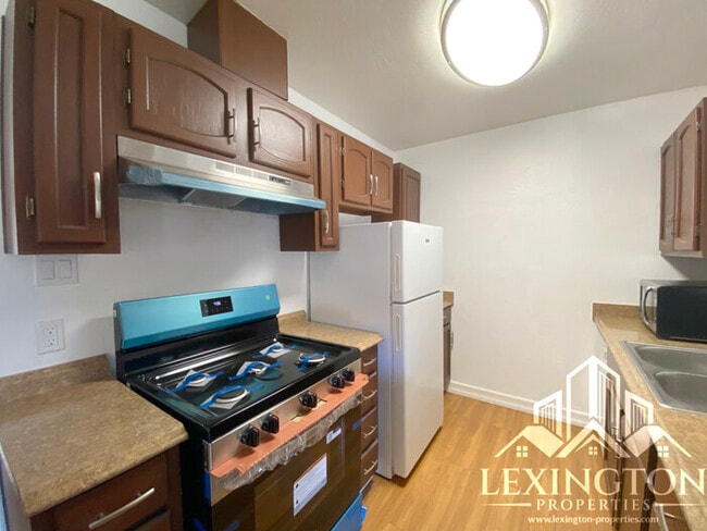 Building Photo - Spacious, 3BD/1BA, Home with Office in Car...