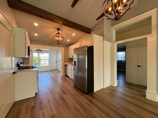 Building Photo - Remodeled 2/1 Beachside Bungalow