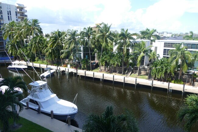 Building Photo - 3051 NE 48th St