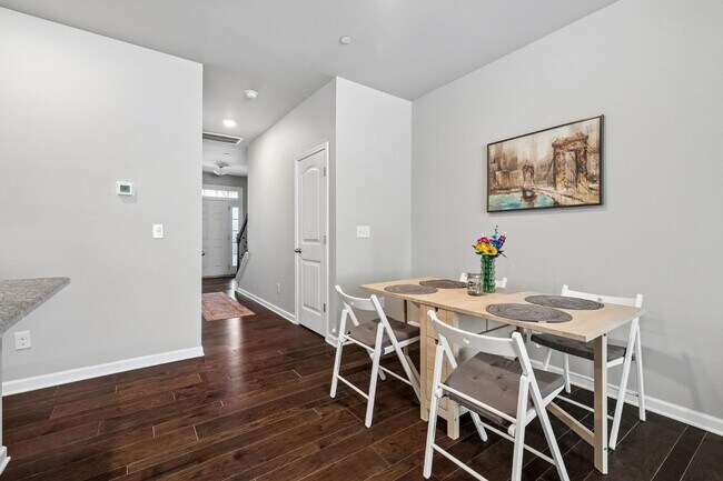 Building Photo - 1045 Enclave Ave