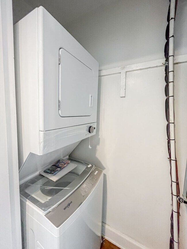 Building Photo - Charming Condo in Walkable Hillsboro Village