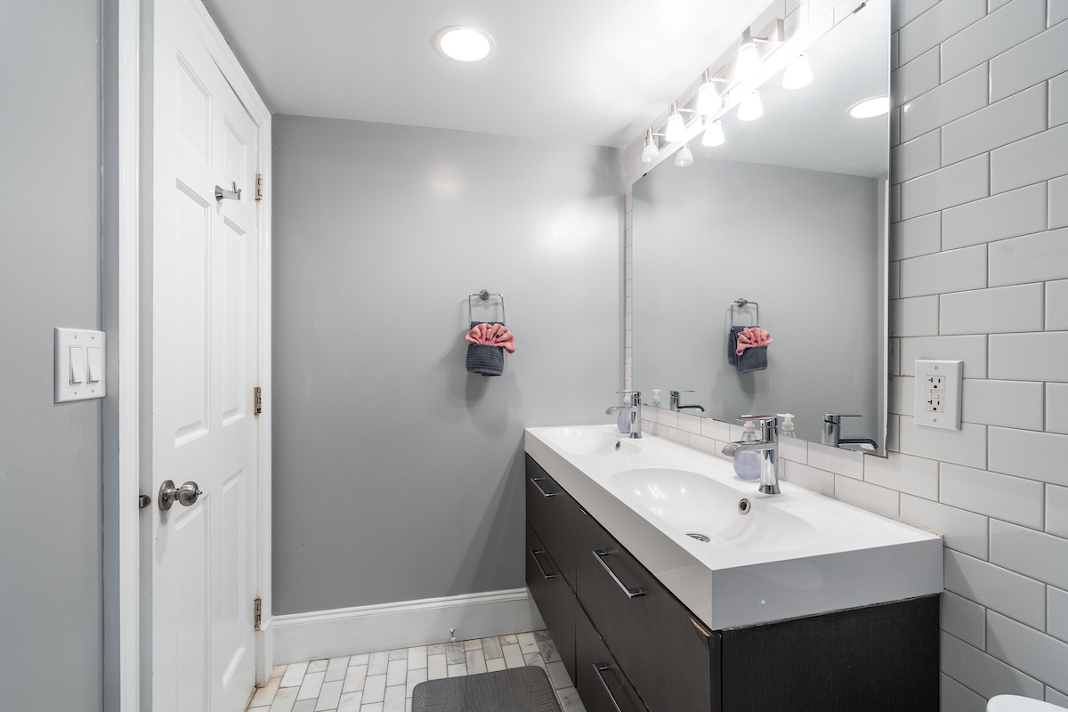 2 bedroom/2 bathroom, first bathroom - 403 P St NW