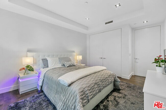 Building Photo - 443 N Palm Dr