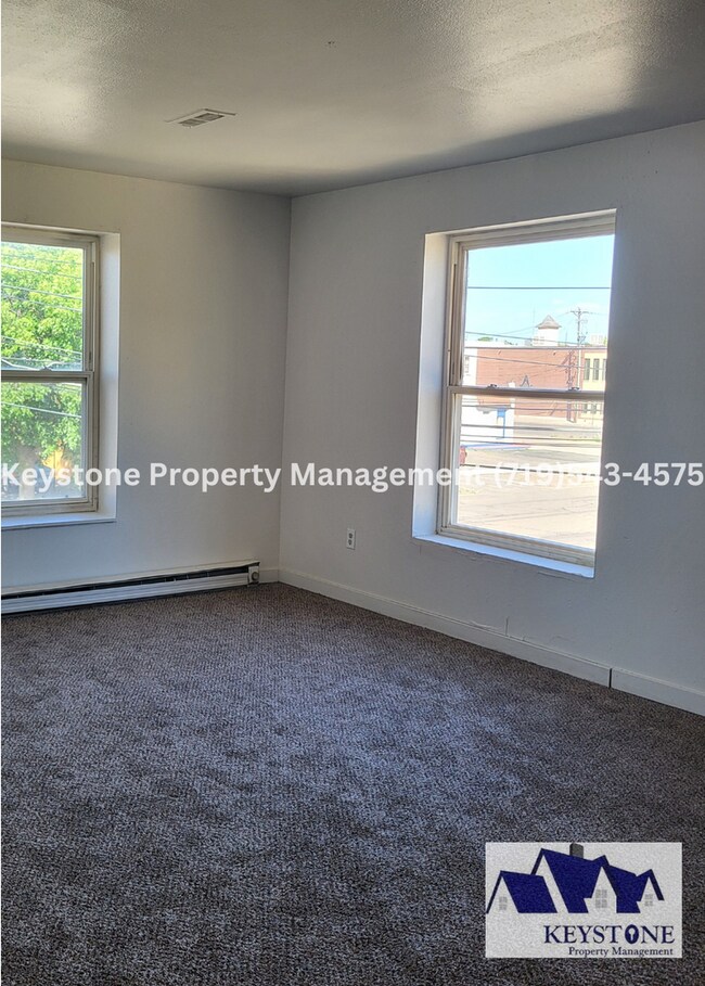 Building Photo - 2 Bedroom/1 Bathroom Apartment on 2nd leve...