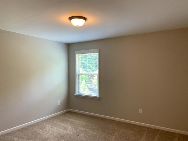 Building Photo - 204 Princess Pl