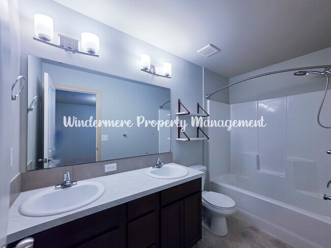 Building Photo - Bright and charming 3 bed townhome in Pinn...