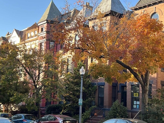 Building Photo - 1861 Mintwood Pl NW