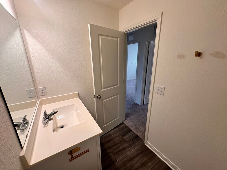 Building Photo - Room in House on Maple Ter