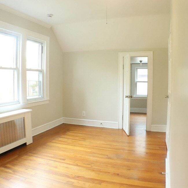 Building Photo - 312 Huntington St