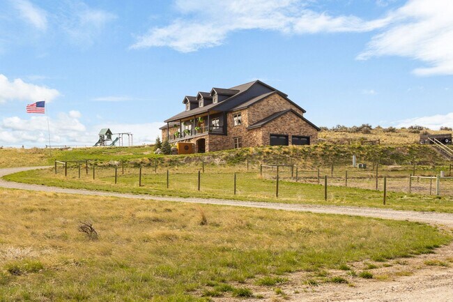Building Photo - Spacious 6-bedroom, 4.5-bathroom home is i...