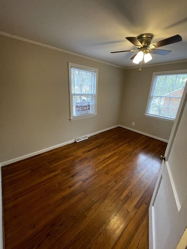 Building Photo - 2 Bedroom 1 Bathroom Duplex Downtown Raleigh!