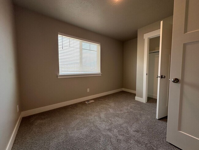 Building Photo - New Never Lived in Springville Townhome Fo...