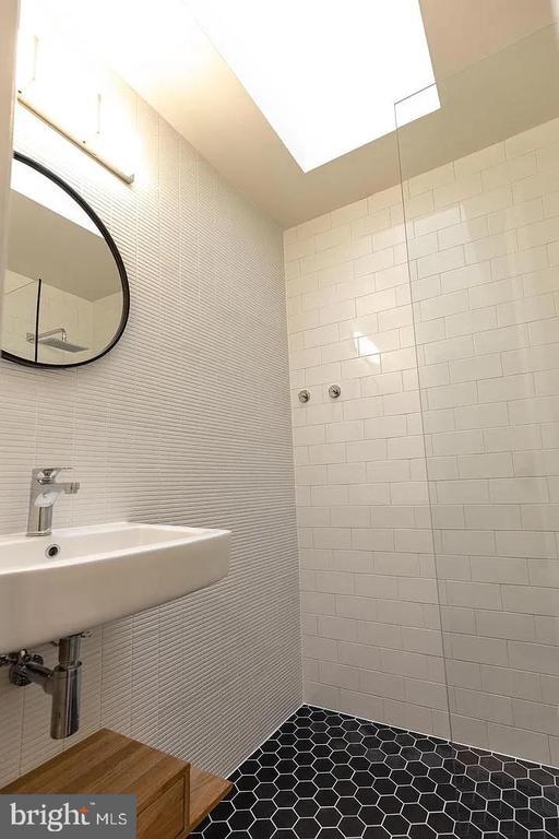 Building Photo - 1819 L St NE