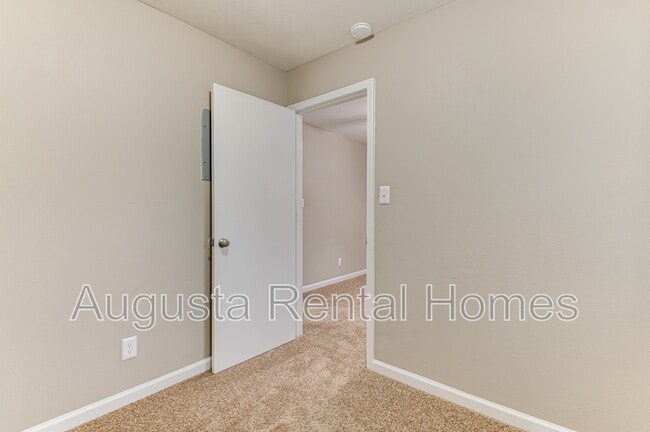 Building Photo - 325B Verdery Dr