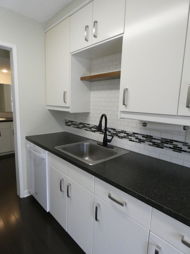 Building Photo - *Available NOW  in La Habra!*