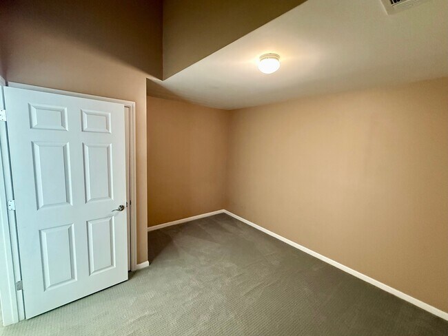 Building Photo - 850 E Main St