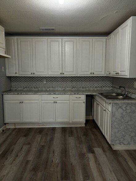 Kitchen - 102 Hilltop Dr