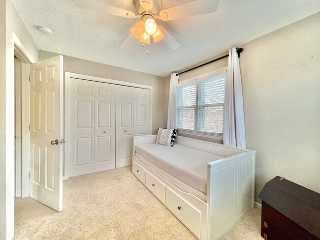 Building Photo - Condo with Convenient Location!