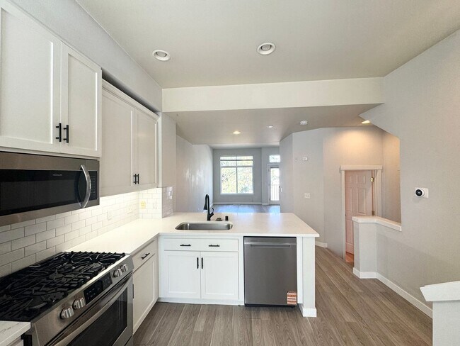 Building Photo - Spacious is Aqua Highlands one bedroom plu...