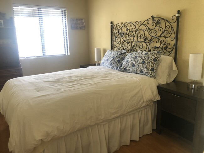 Queen size bed - 747 H Ave