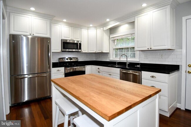 Building Photo - 4100 Dewmar Ct