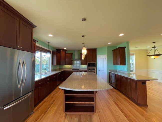 Building Photo - Spacious 5-Bedroom Home with Cascade & Val...